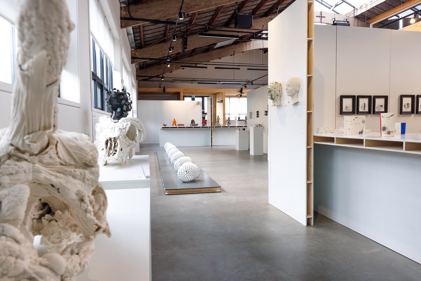 Laat je verrassen door de veelzijdigheid van porselein in de nieuwe expositie bij kunstgarage Franx.