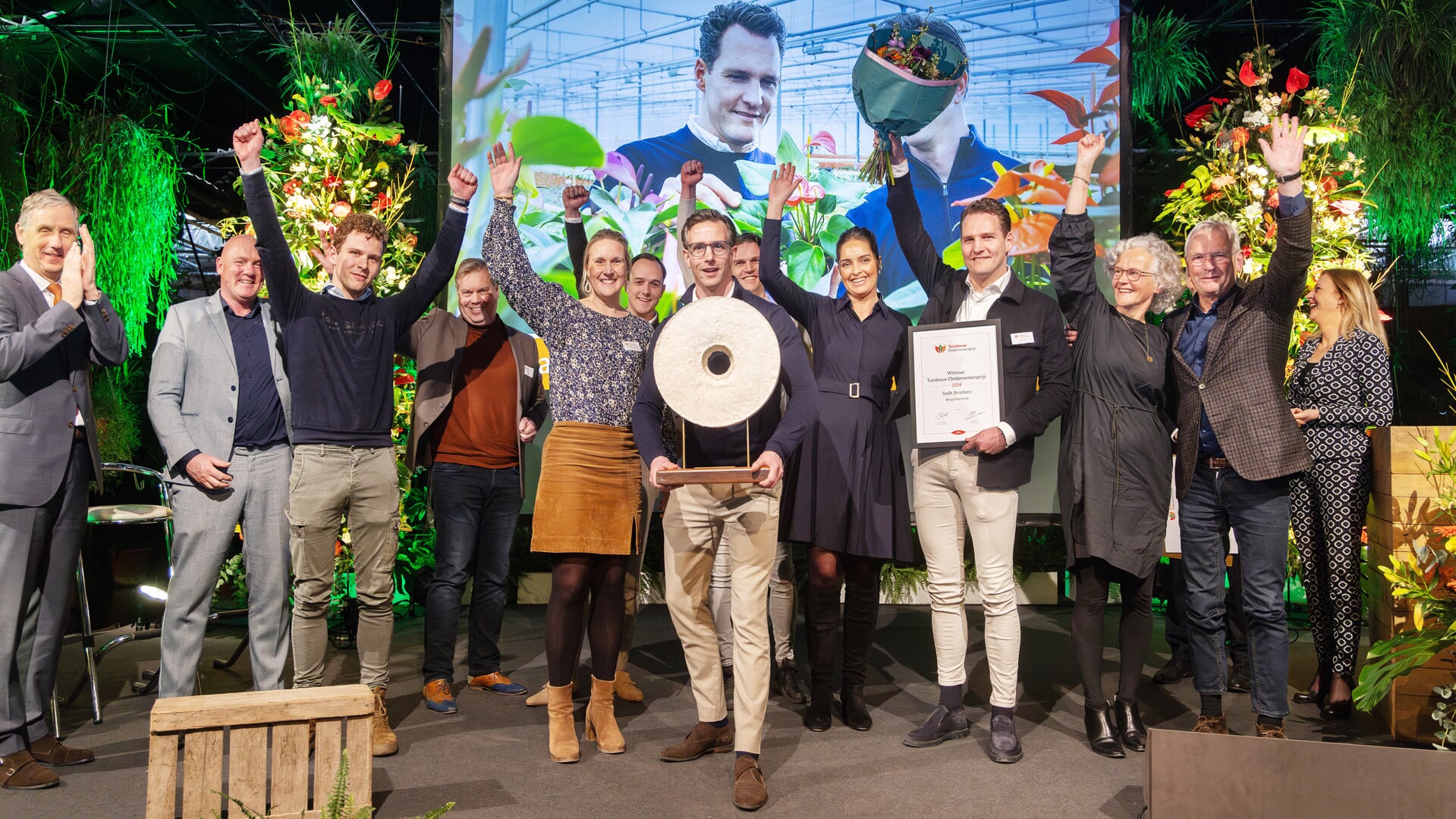 Pieter (l) en David Stolk van Stolk Brothers winnen de Tuinbouw Ondernemersprijs 2024 uit handen van DG Agro Marten van den Berg en André Kuipers. (Foto: Fotostudio Vlekke)