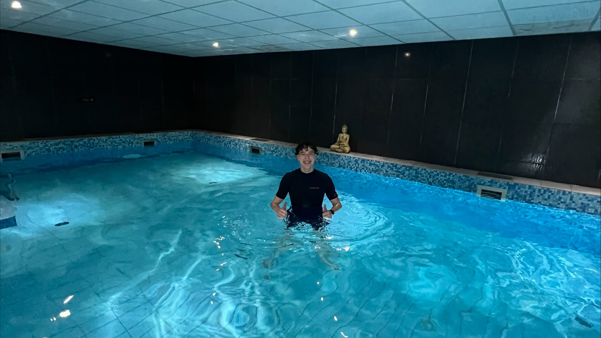 Jaimy Groenen geeft met Private Swimming zwemles in het badje van Centre du Lac. 