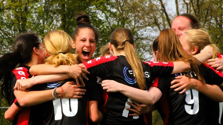 De teamspirit en beleving bij RKAVV Vrouwen zit er, zie de blik van Melanie Zalm onlangs tegen Ajax, goed in (archieffoto: AW).