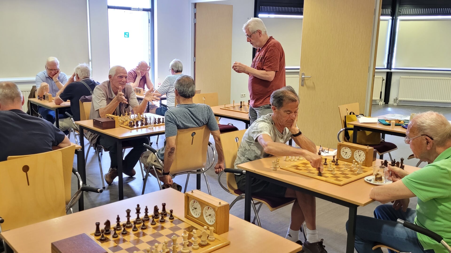 In een gezellige sfeer schaakpartijtjes spelen. Foto: pr