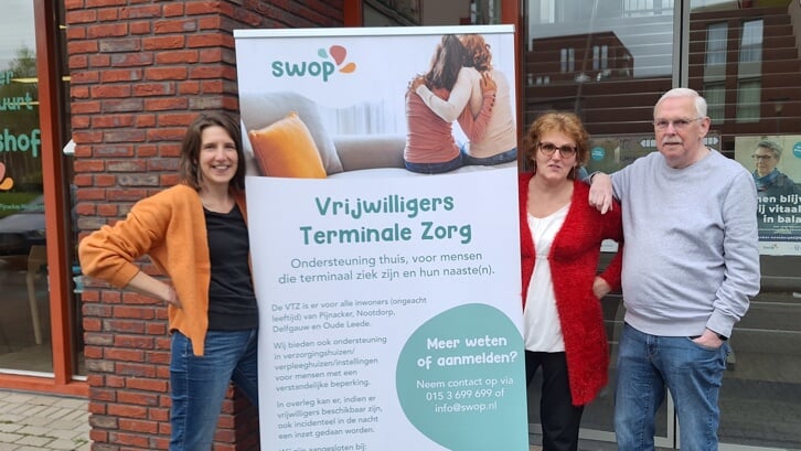 Rianne Hagelaars (links) en Marjolein Wolthoorn en Chris Schoof hopen dat meer vrijwilligers zich melden voor het verlenen van terminale zorg bij mensen thuis of in verpleeghuizen.