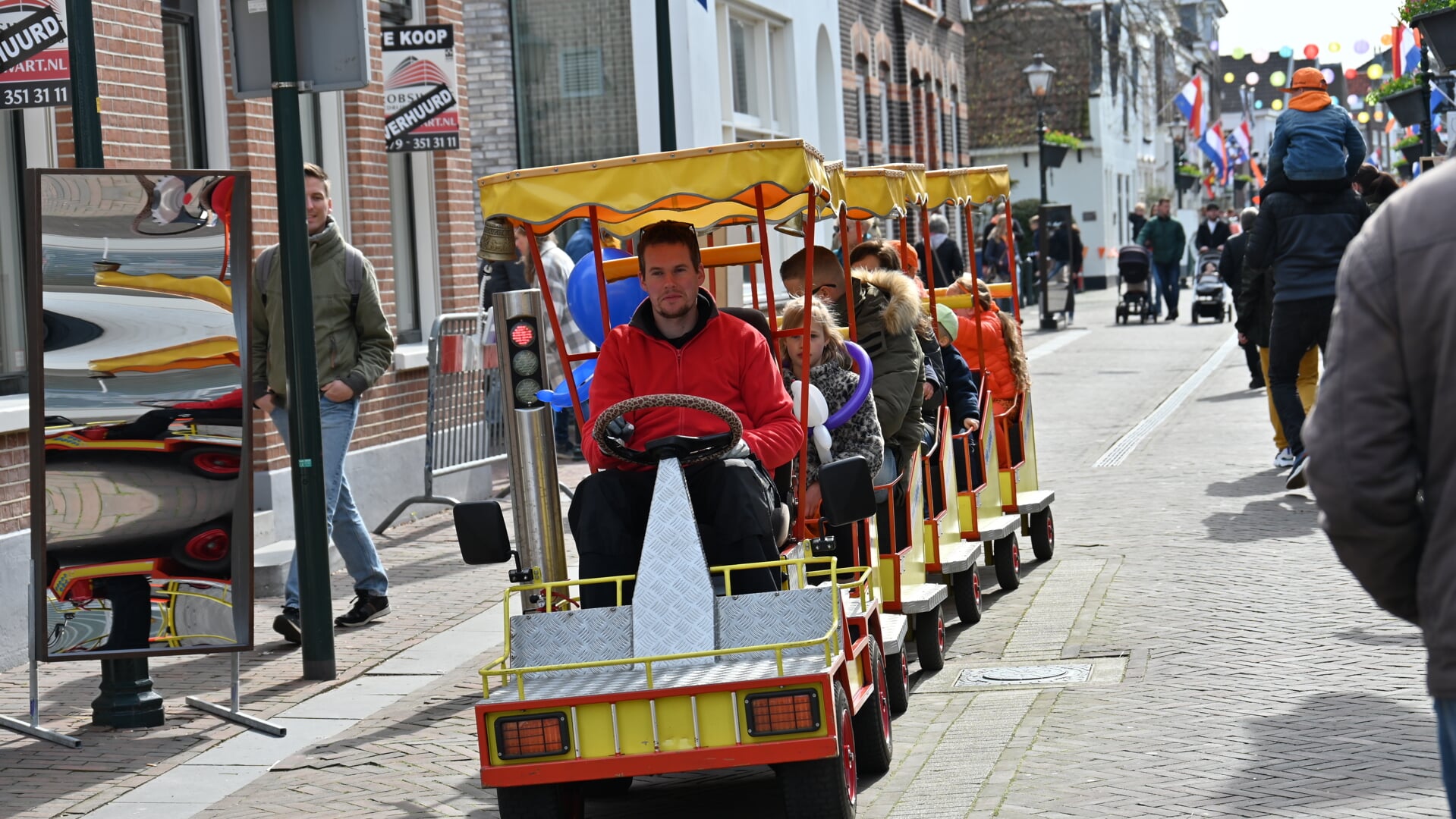 Ook het treintje rijdt op Koningsdag. Foto: Gerard van Warmerdam