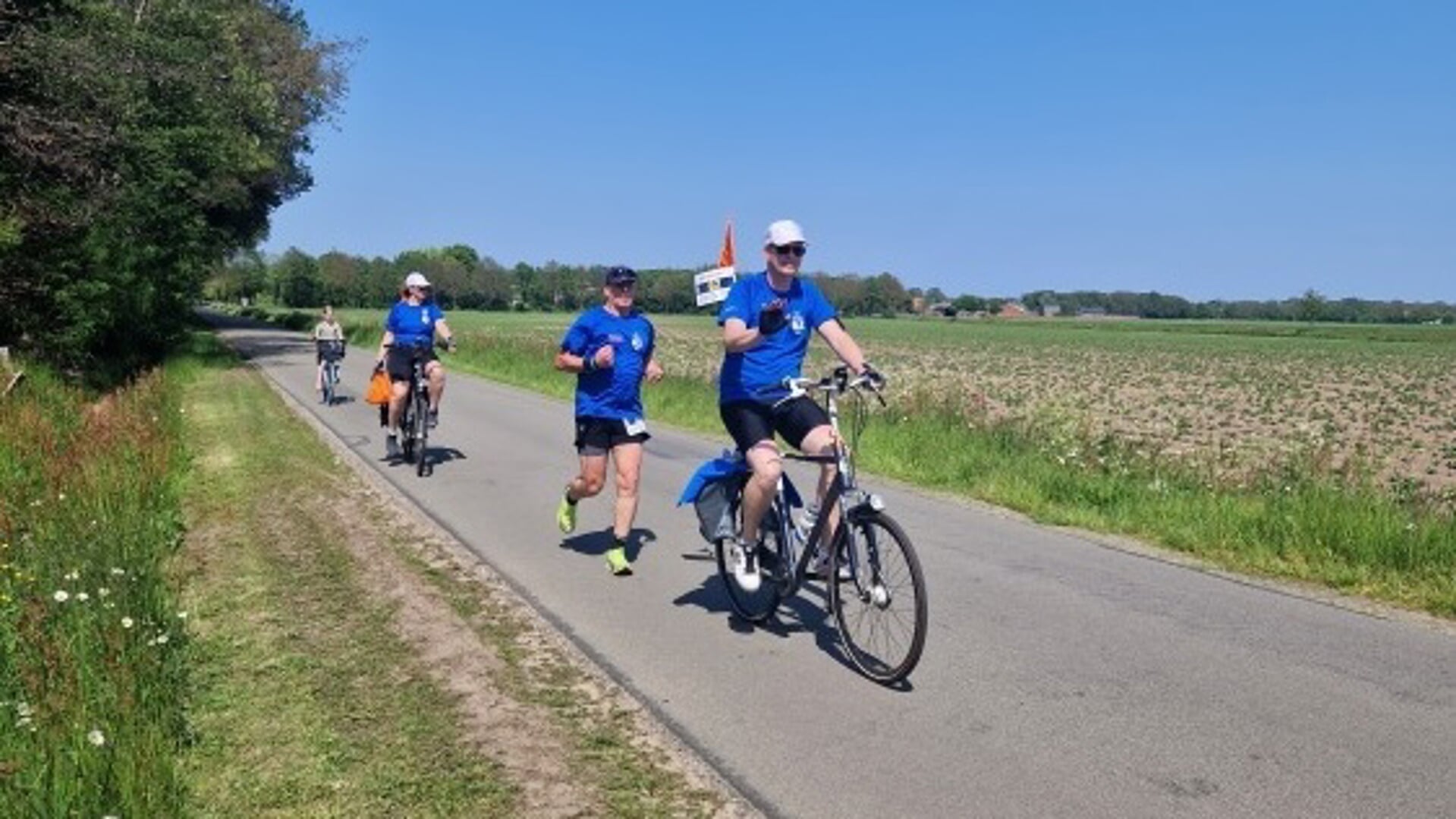 Teams met hardlopers, fietsers en ondersteuneners leggen ruim 500 km af om geld in te zamelen voor projecten voor mensen met kanker.