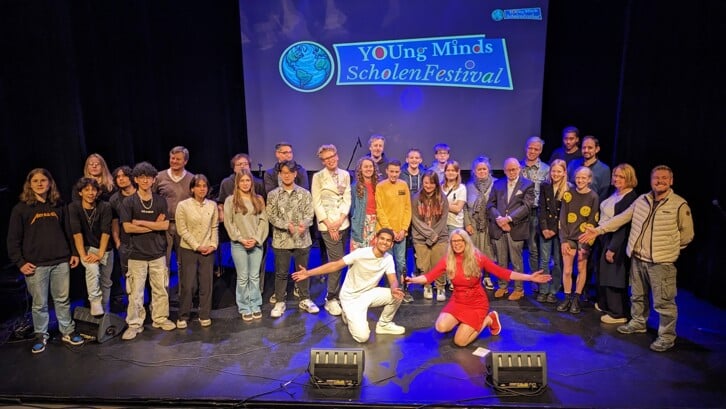 Finalistenpodium van het Young Minds Scholenfestival  foto: Dick ten Hove).