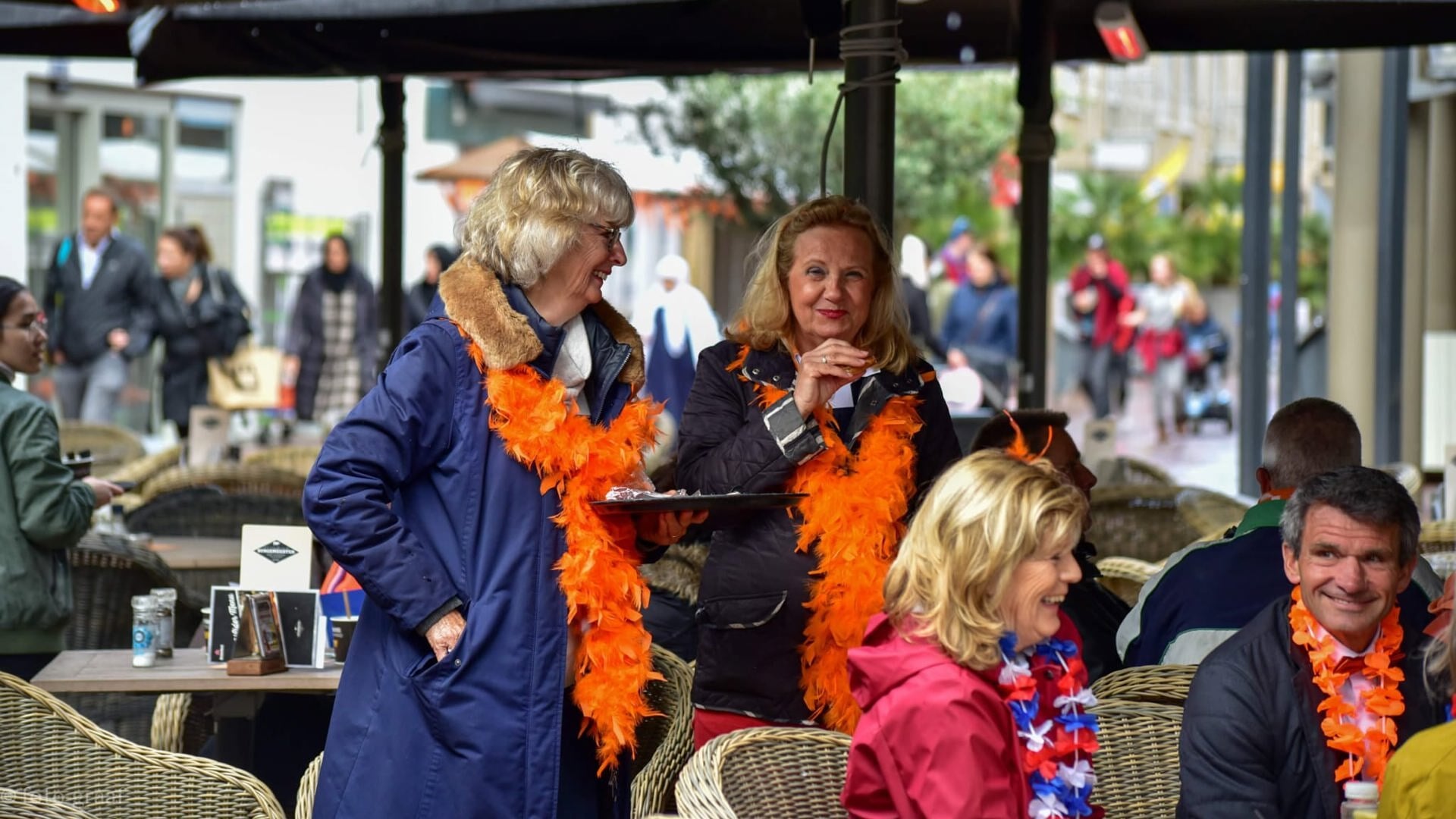 De dames van Soetermare gaan rond met koffie tijdens het Koningsontbijt.