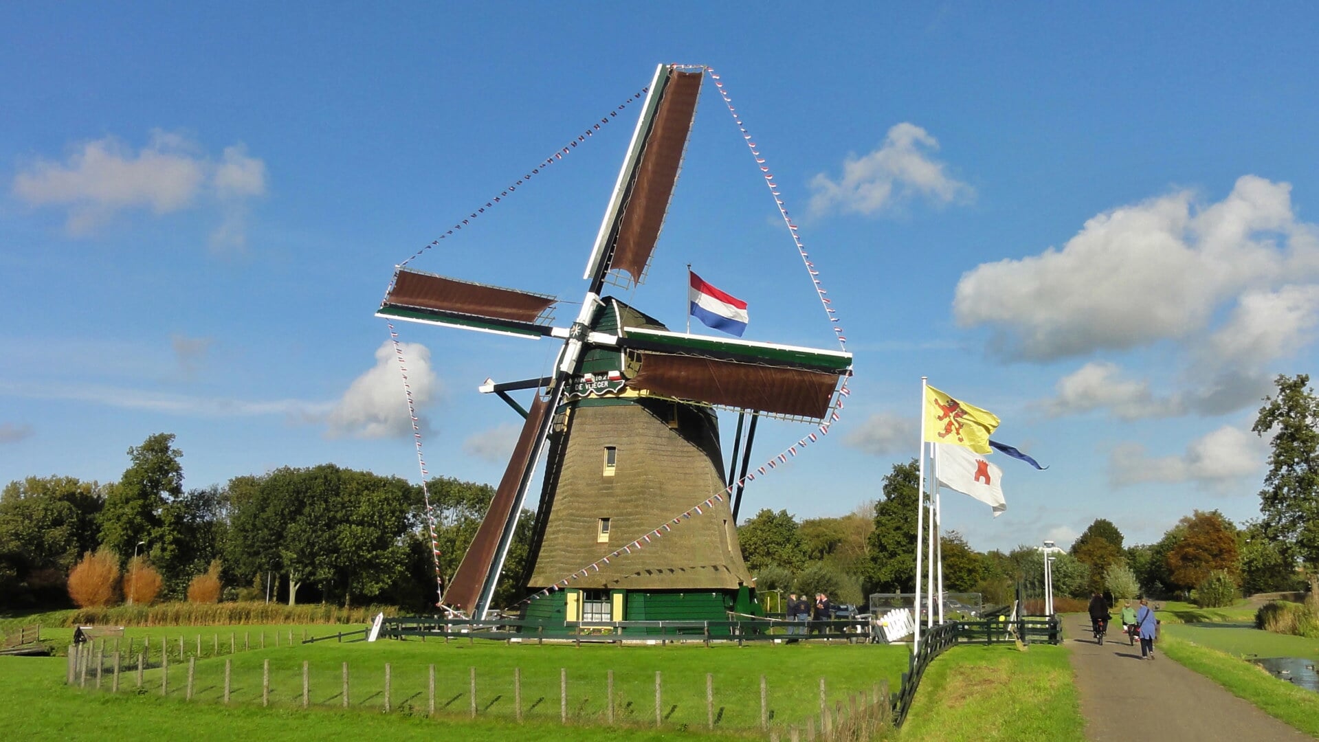 Molen De Vlieger in een stukje polderlandschap in Essesteijn te Voorburg (archieffoto).