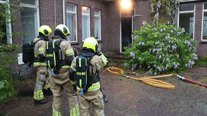 Er was meer rook dan vuur en de brandweer wist het brandje snel te blussen (foto: Rene Hendriks).
