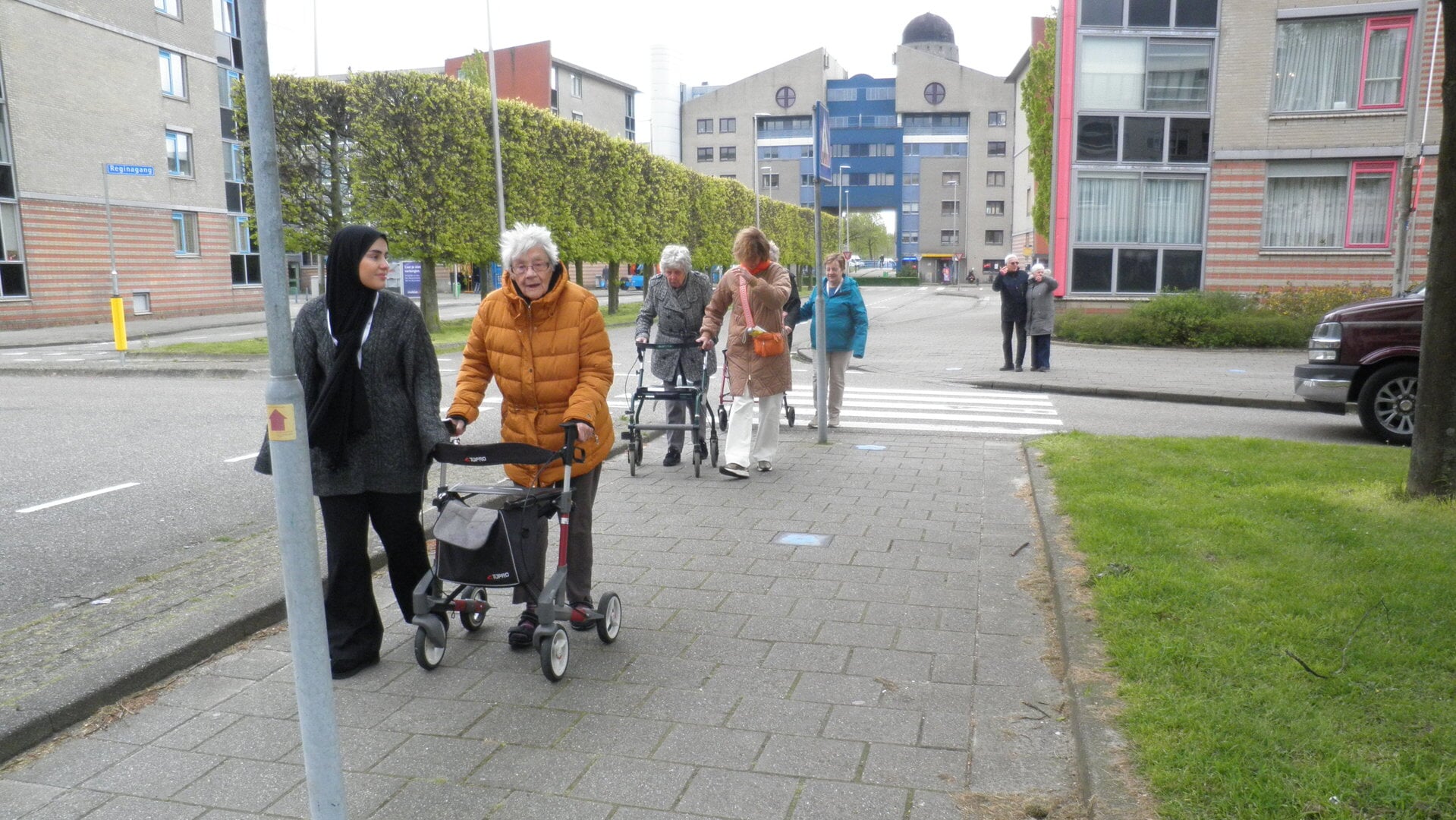 Bewoners, familie, zorgmedewerkers en vrijwilligers van Floriadehof lopen het Vergeet-mij-niet-pad naar winkelcentrum Rokkeveen. Foto Kees van Rongen 