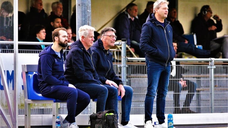 Ondanks het verliezen van de halve finale in het KNVB District West 2 bekertoernooi was Forum Sport-trainer Bas Steffens (staand) ‘megatrots’ op zijn team (archieffoto: AW).