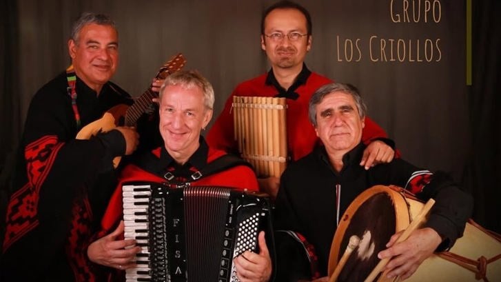 Cantores Amatores wordt begeleid door Grupo Los Criollos. 