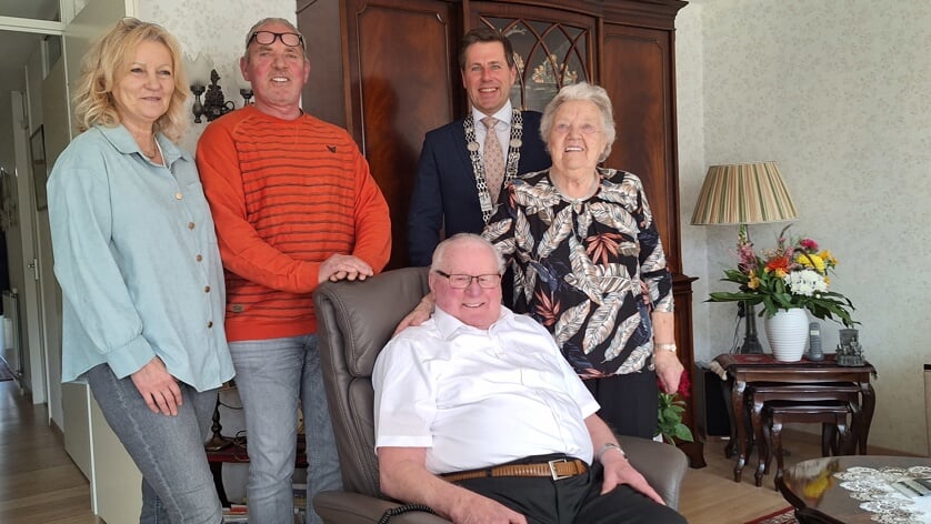 Wim en Pieta Huisman kregen bezoek van de burgemeester. Links zoon Dick en zijn partner Daniëlle.