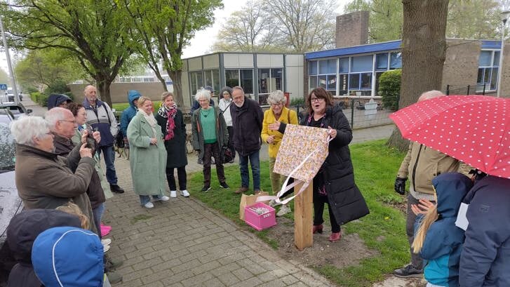 Wethouder Van de Gevel maakt een praatje bij het op dat moment nog niet onthulde bord.