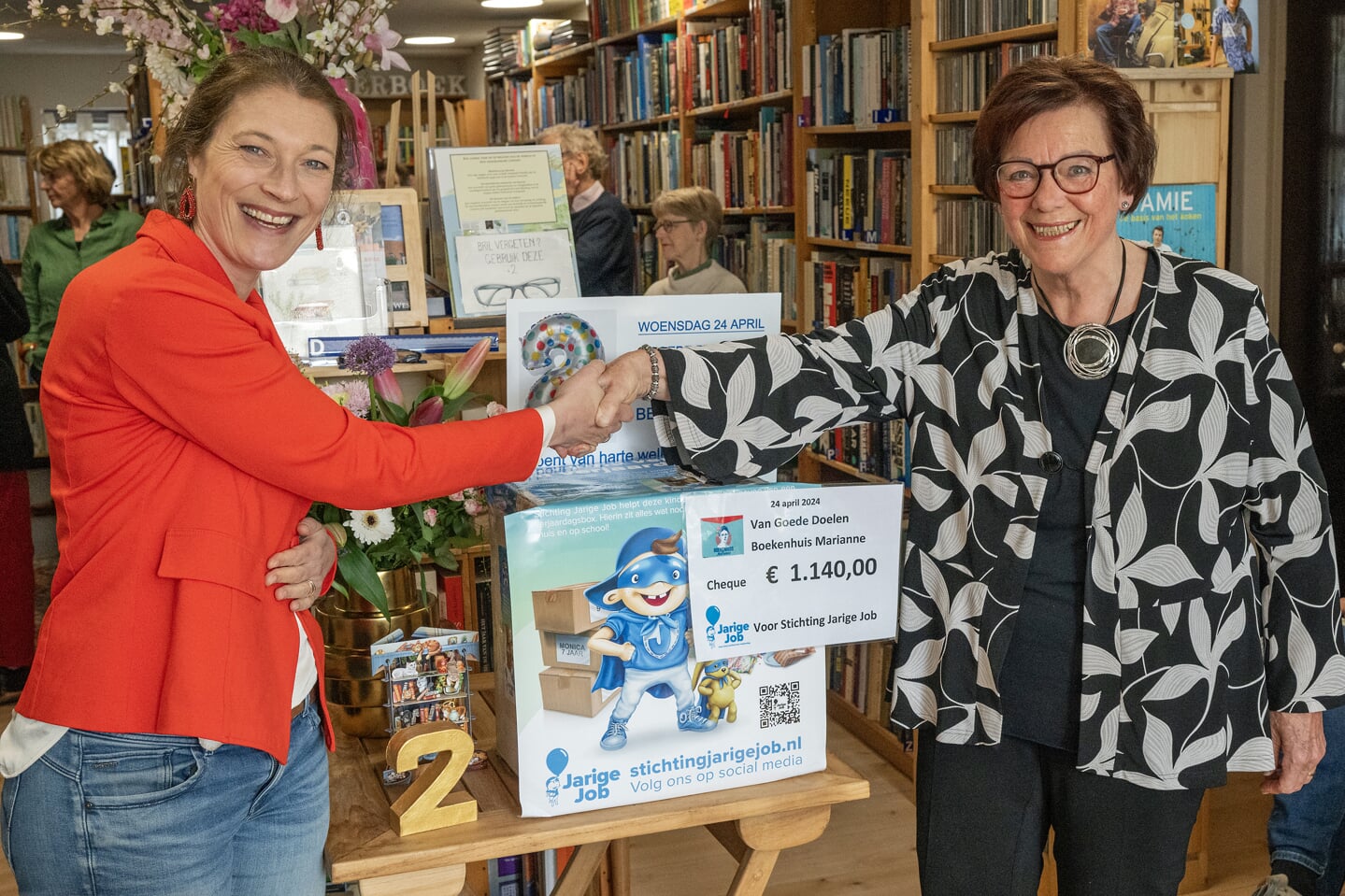 Jarige Job ambassadeur Caroline (l.) ontvangt Boekenhuis cheque €1.140 van Marianne Knijnenburg (foto Michel Groen).