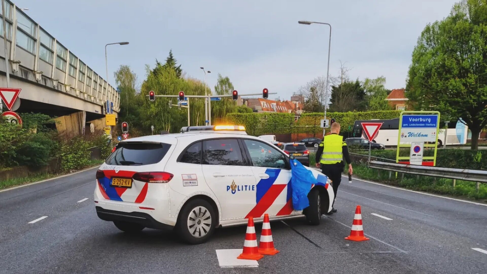 Alcoholcontrole op de afrit Voorburg van de A12 (foto: Facebook politie LV).