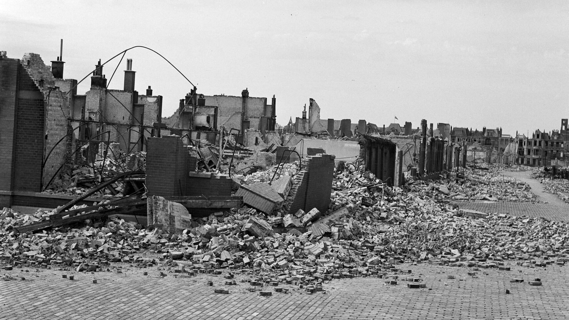 Het Bezuidenhout na het vernietigende vergissingsbombardement (foto: Nationaal Archief).