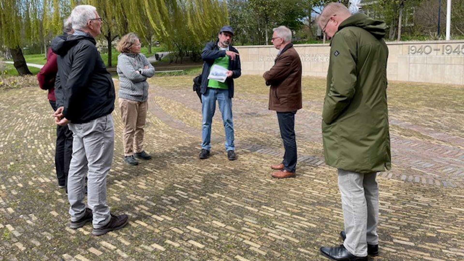 De stadsgids vertelt bij het oorlogsmonument in het Wilhelminapark over de historie van Zoetermeer. Foto: pr