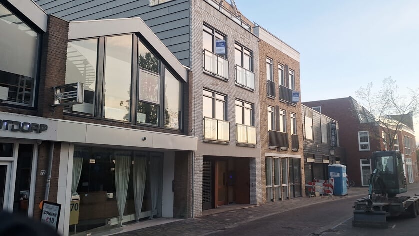 De Dorpsstraat was heel lang kruip door sluip door vanwege de bouw van de appartementen. Nu is er weer vrije doorgang. 