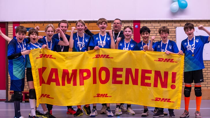 Bij de jeugdteams vanaf 12 jaar en dames- en herenteams kon VOLEVO maar liefst 7 teams huldigen als kampioen (foto's: Kees van de Ven).
