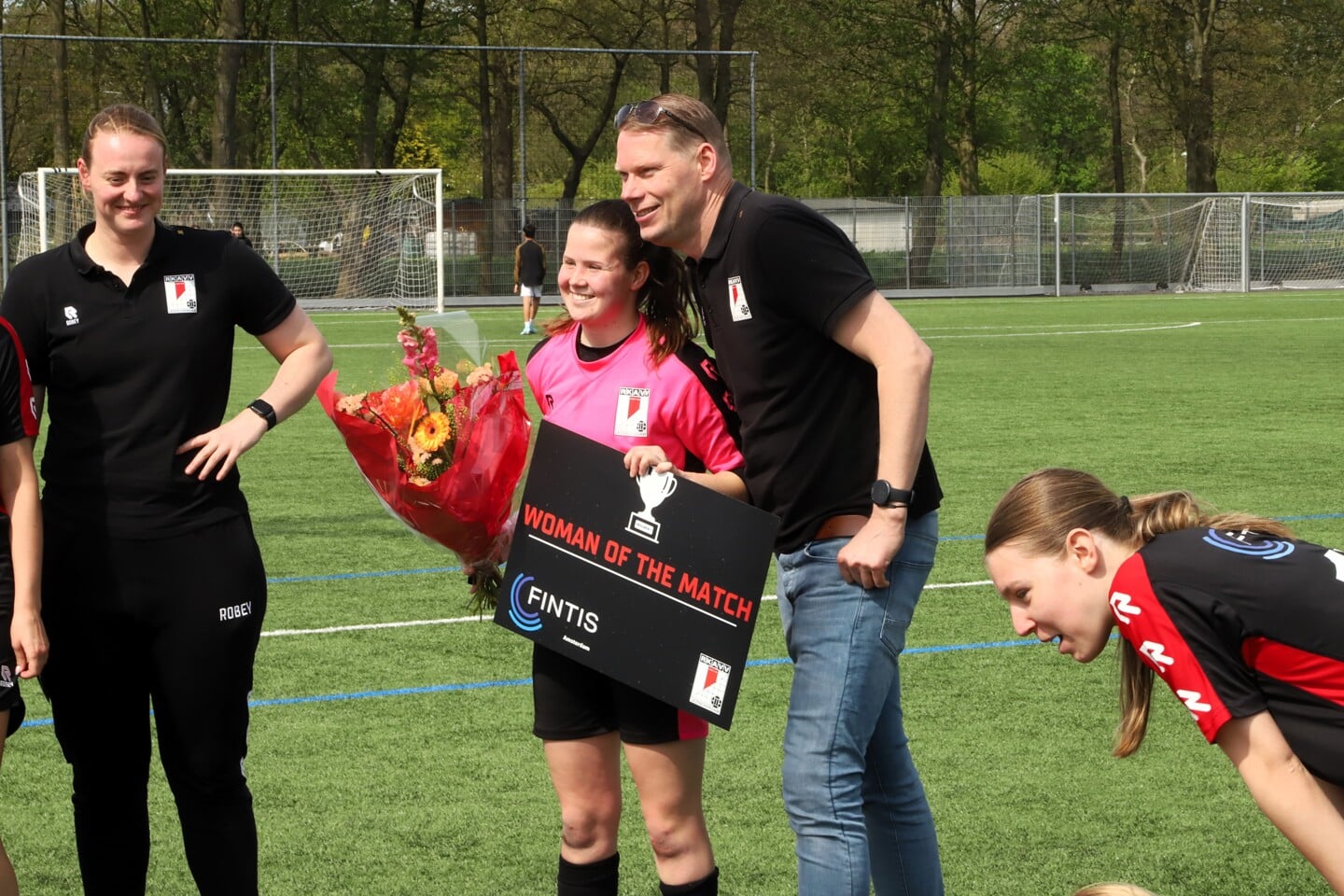 Keeper Emily Berry (RKAVV Vrouwen) werd ‘Woman of the Match’ tegen Ajax; rechts Kim Smulders (1-0) (foto: AW).