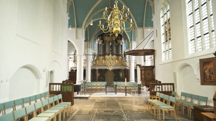 Als stenen konden spreken, dan konden de kloostermoppen van de Oude Kerk in Voorburg ons ongetwijfeld een forse tijd boeien. 