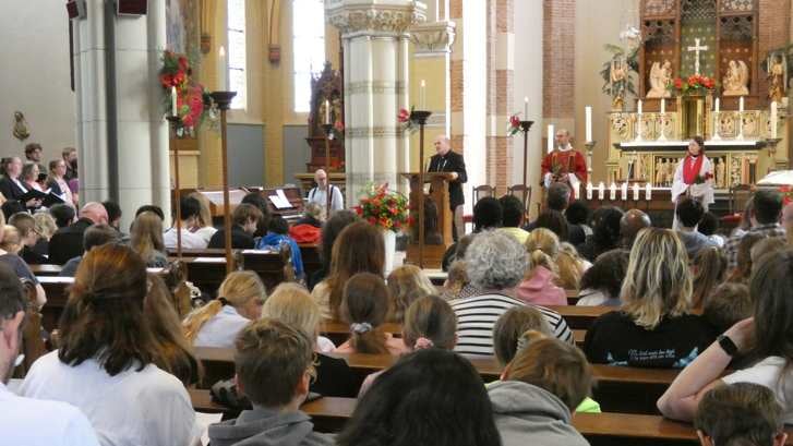 Bisschop Van den Hende complimenteerde de Nootdorpse kerkgemeenschap met de organisatie en de gastvrije ontvangst. 