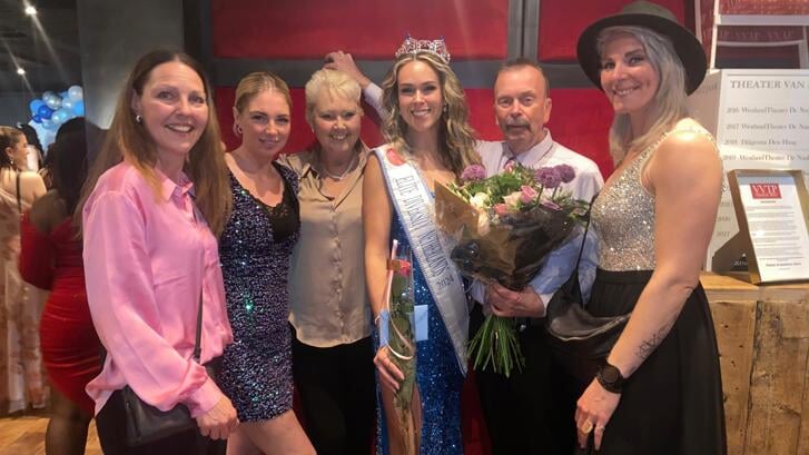 Jacky van der Veen met haar ouders en drie vriendinnen na de kroning tot Miss Elite Diversity 2024. Foto PR