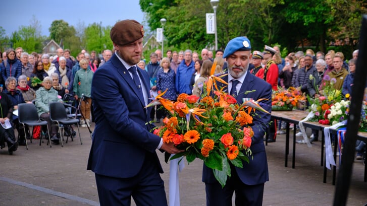 De veteranen Robin Spitsbaard en Frank Kluiters plaatsten een bloemstuk bij het monument in Pijnacker. (foto Edwin Mulder) 