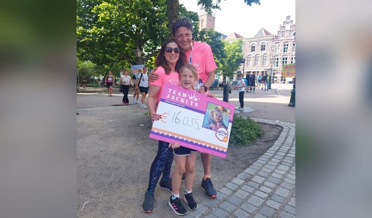  Andy en Leonie Molhoek en hun dochter Jamey (7) uit Leidschendam met de cheque.