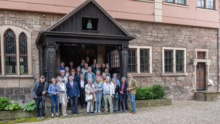 De groep donateurs van de Stichting Erfgoed Prinses Marianne op bezoek bij prins Alexis van Hessen (foto: pr).