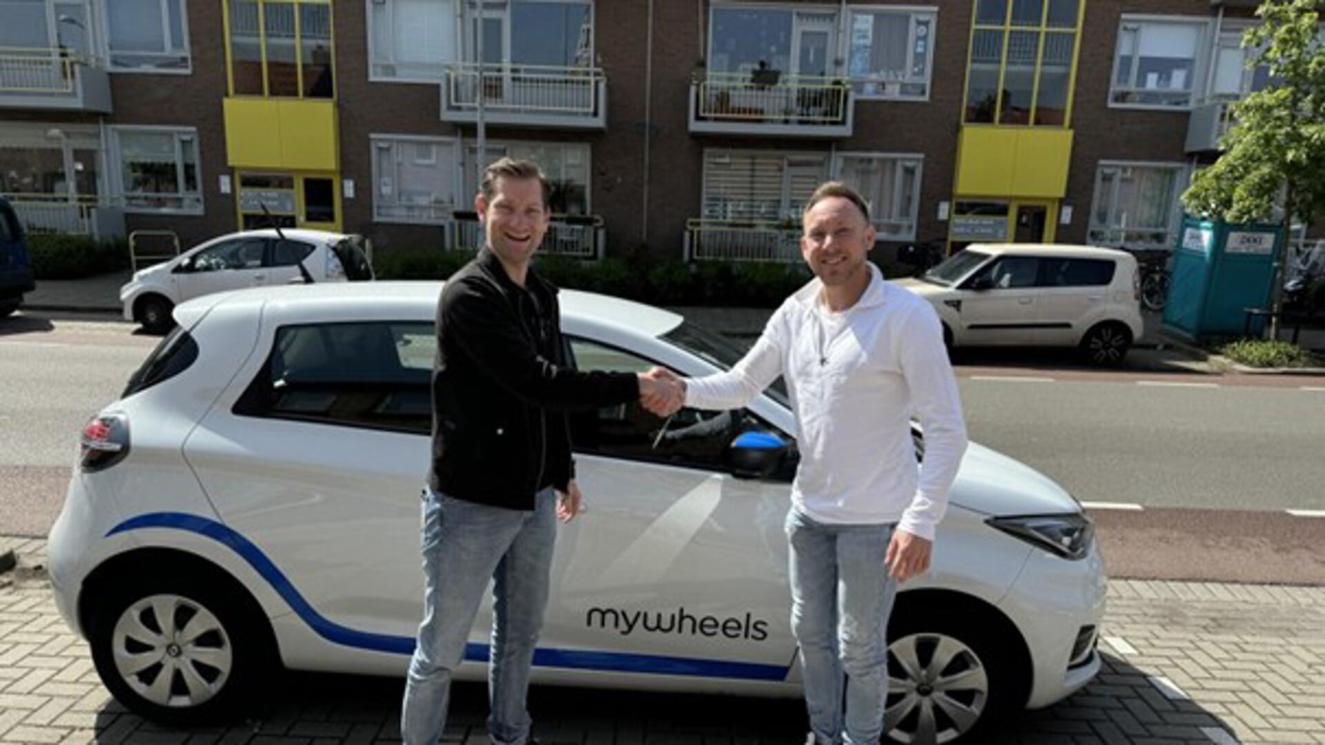 Wethouder Jeffrey Keus samen met Dani Sprecher van Mywheels voor de eerste deelauto in de wijk Leidschendam-Zuid (foto: gemeente LV).
