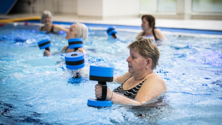 Je kunt meedoen aan aerobicgym, aquafit (in zwembad), wandelen, jeu de boules, tennis, yoga en tafeltennis (foto: Suzanne Heikoop). 