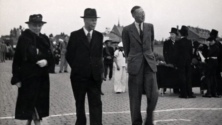Nederbagt (midden) met zijn vrouw tijdens bevrijdingsoptocht (foto: Haagse Gemeentearchief).