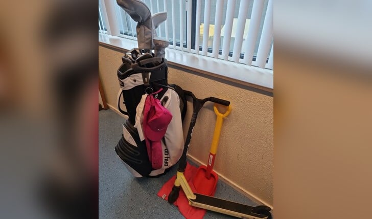 Een golftas met clubs, stepje en schepje zijn op straat aangetroffen.