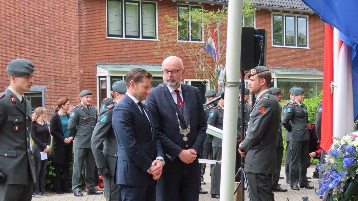 Burgemeester Martijn Vroom en wethouder Jeffrey Keus bij de gedenksteen in Park Leeuwenbergh (foto: Ap de Heus). 