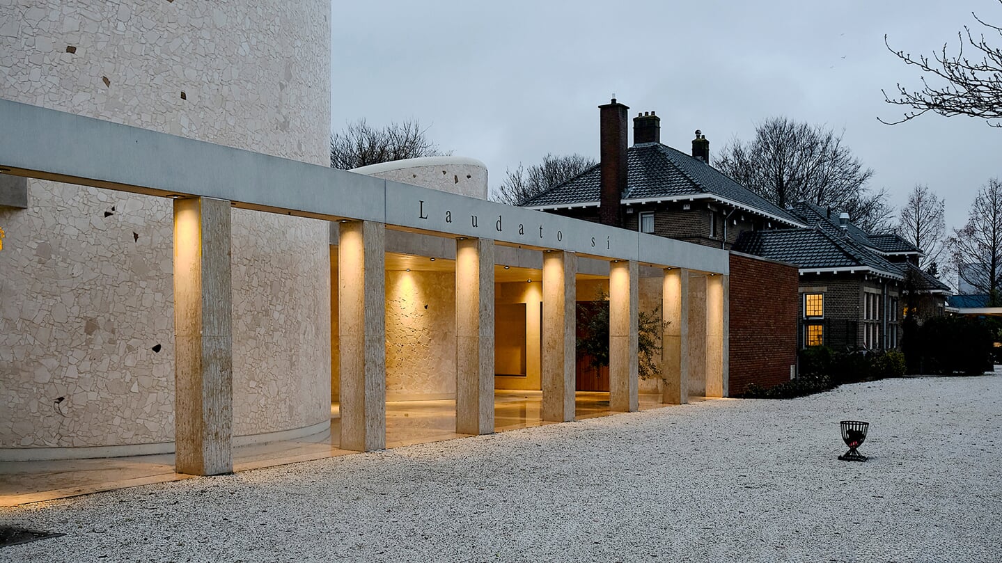 Het nieuwe crematorium heeft energie zuinigheid en duurzaamheid als belangrijke uitgangspunten (foto: Piet Gispen).