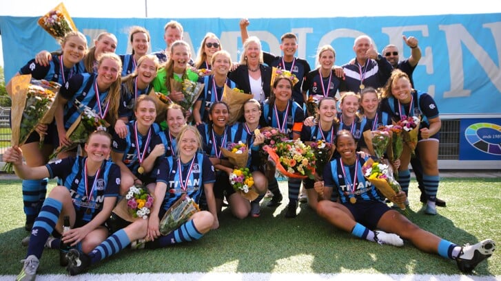 Forum Sport Vrouwen ging na afloop met sportwethouder Astrid van Eekelen (midden boven) op de kampioensfoto (foto: AW).