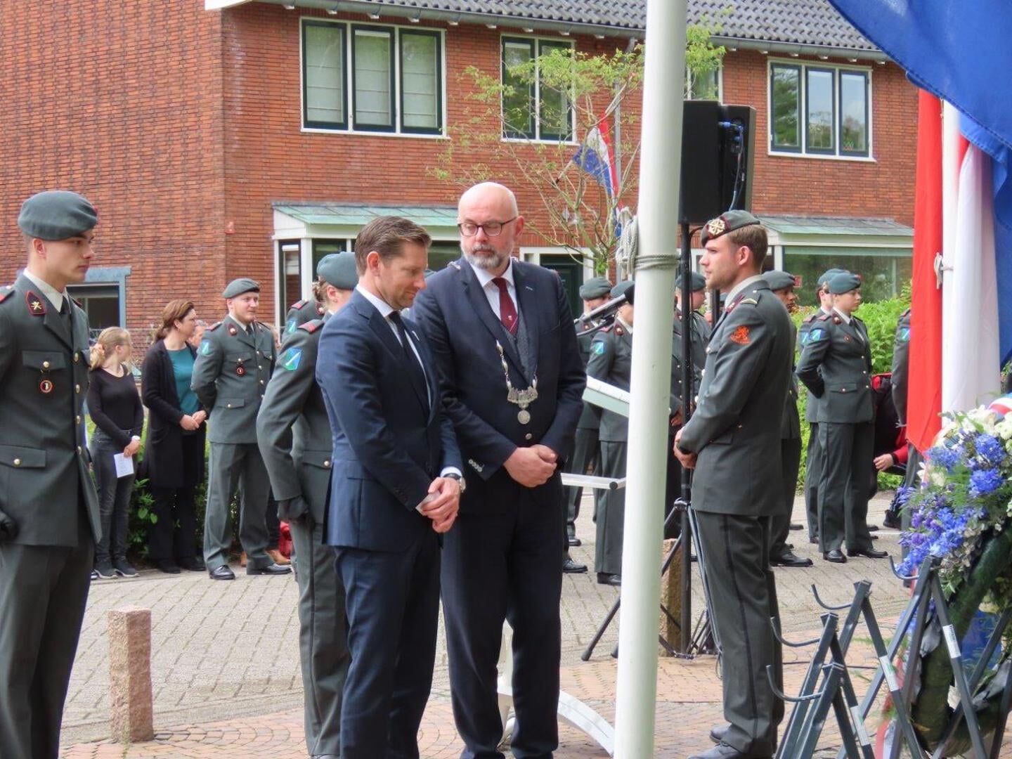 Burgemeester Martijn Vroom en wethouder Jeffrey Keus bij de gedenksteen in Park Leeuwenbergh (foto: Ap de Heus). 