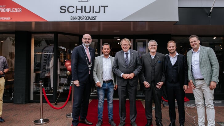 Burgemeester Martijn Vroom met Commissaris van de Koning Jaap Smit met de mannen van Schuijt (foto: pr).