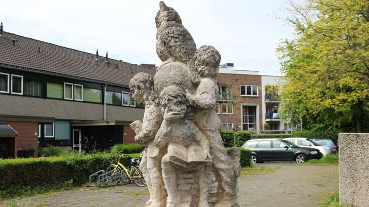 Kinderen met uil, Adriaan Bruggeman (1978), De Oude Bleijk 4-4a, speelplaats school, Leidschendam (foto: Marian Kokshoorn).