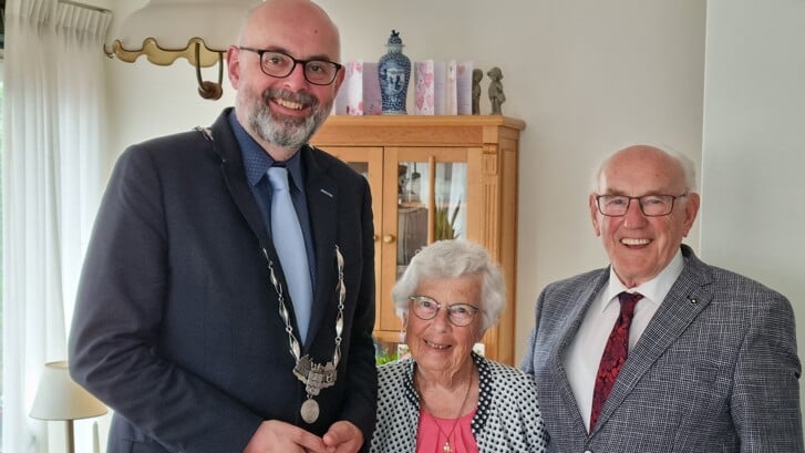 Het briljanten echtpaar Jan en Greet van Santen met burgemeester Martijn Vroom. Zij vierden hun 65-jarige bruiloft thuis in Leidschendam Centrum (foto: familie Van Santen).