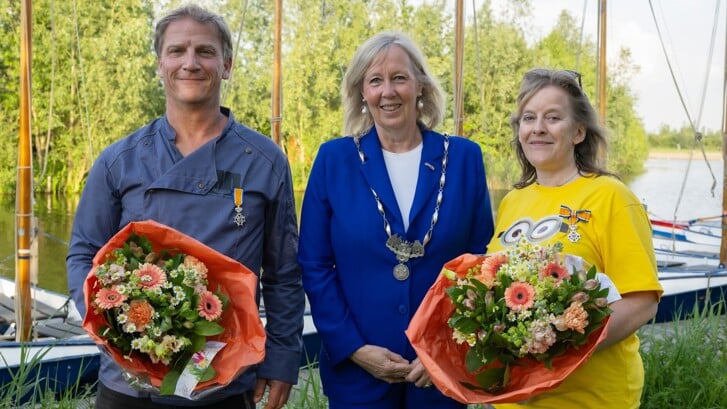 Bij de viering van het 90-jarig bestaan van Scouting Hubertus Brandaan ontvingen voorzitter Evelien Beguin en bestuurslid Gerard van Geest een Koninklijke onderscheiding (foto: Michel Groen MG Fotografie).