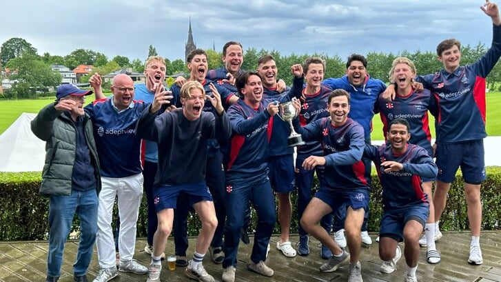 Het team van VCC viert het landskampioenschap T20 op het eigen veld op Sportpark Westvliet (foto: VCC).