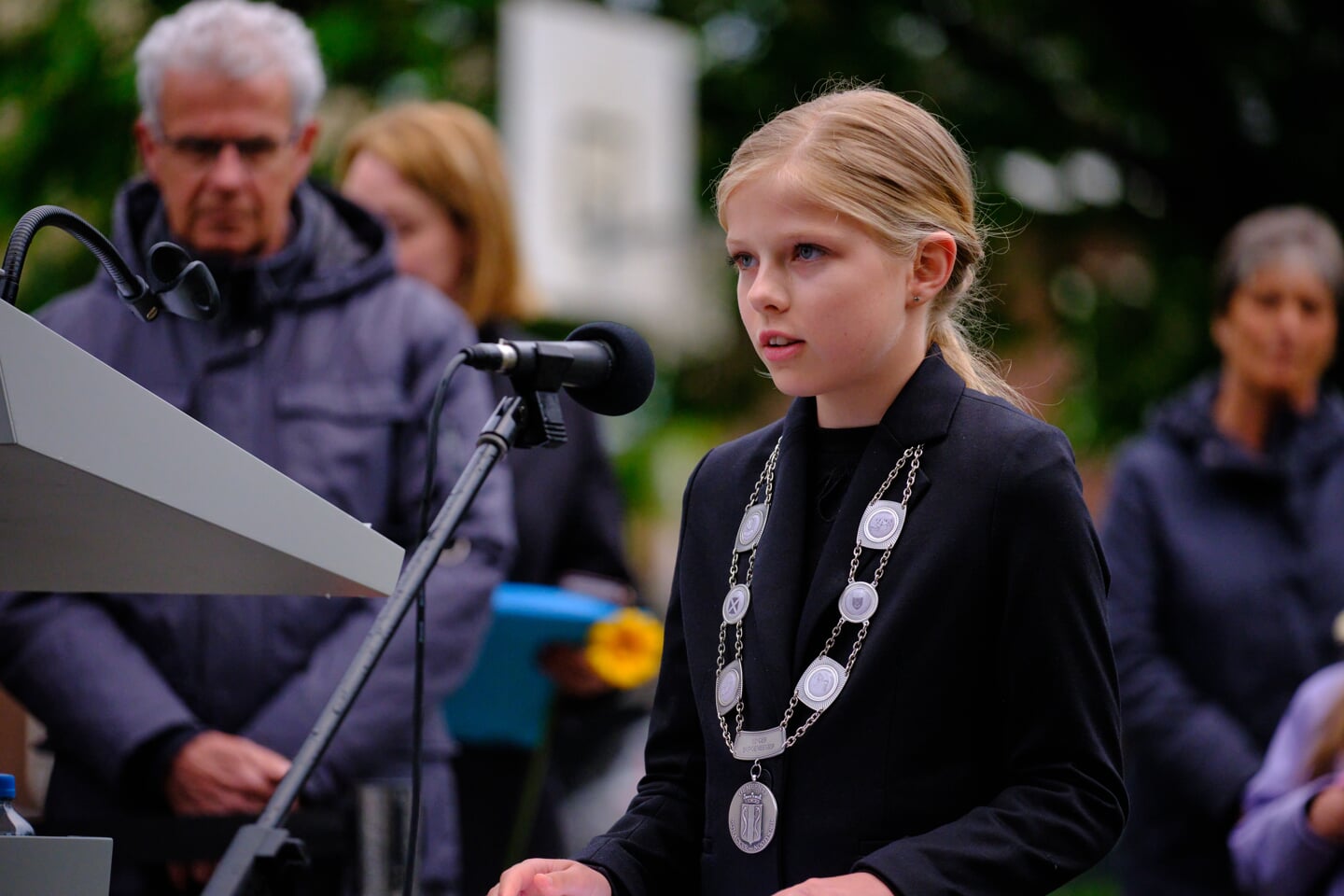 Kinderburgemeester Lotte Breur las bij de herdenking in Pijnacker een gedicht voor. (foto Edwin Mulder) 