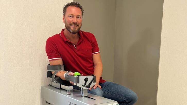 Fysiotherapeut Mark van Engelen bij het Phystrac-apparaat, waarmee al sinds 2011 uitstekende resultaten worden geboekt.