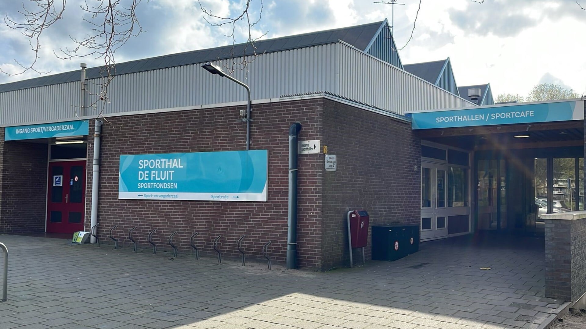 De ingangen van sportcentrum De Fluit waarin De Tuinkamer van Noord gevestigd is (foto: gemeente LV).