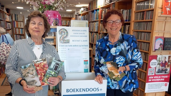 Trekking winnende inzendingen Feestpuzzel. Ingrid Hilgersom (l.) en Marianne Knijnenburg met zelfgemaakte cadeauverpakkingen.