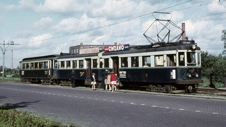 Een tweeling-tram van de NZH stopt in de zomer van 1960 tussen Voorschoten en Leidschendam bij halte De Knip (foto: pr).