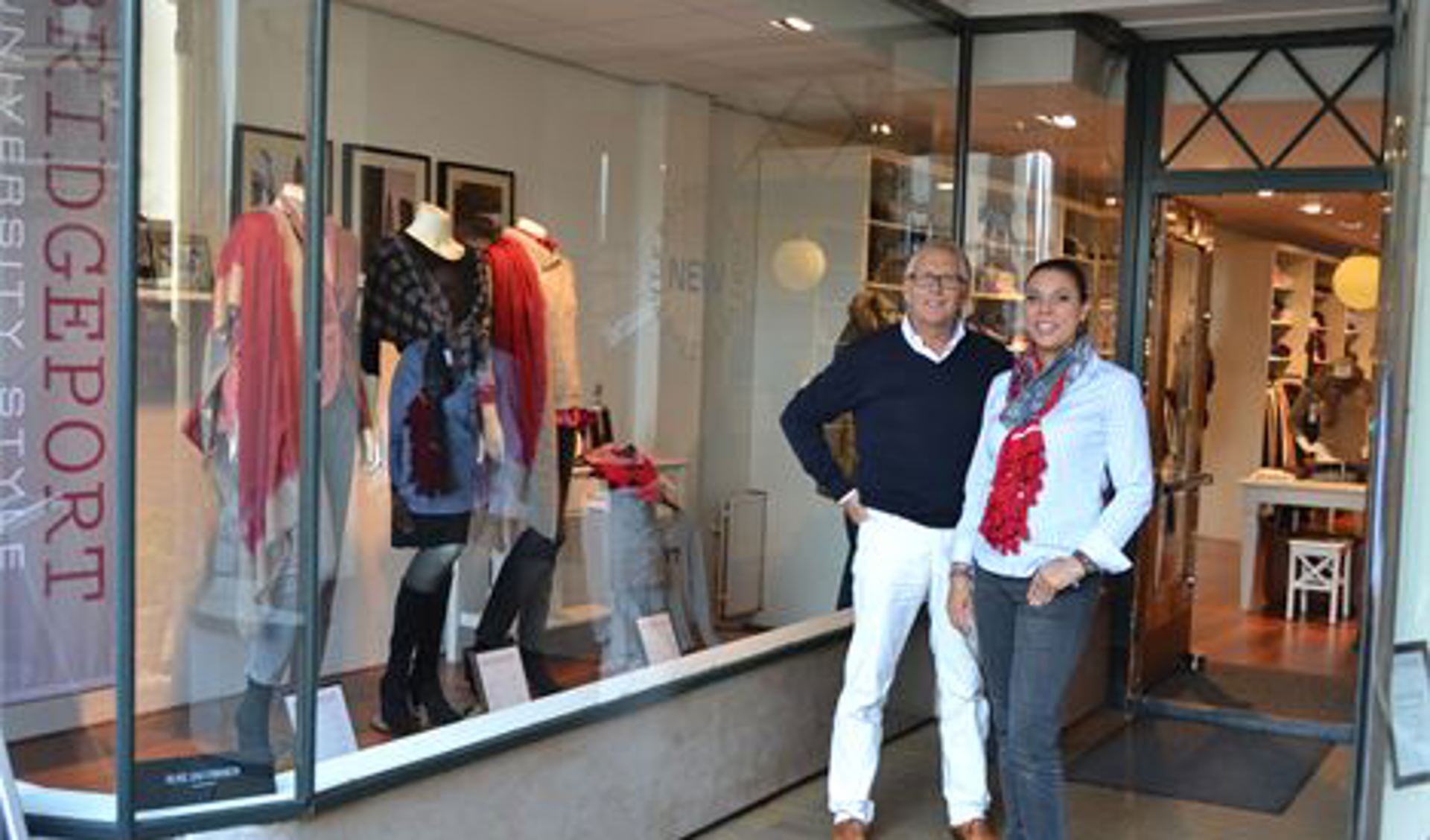 John Sparnaaij en Zelda van der Kolk-Weski voor de bijzondere etalage van modewinkel Bridgeport University Style (foto: Inge Koot).