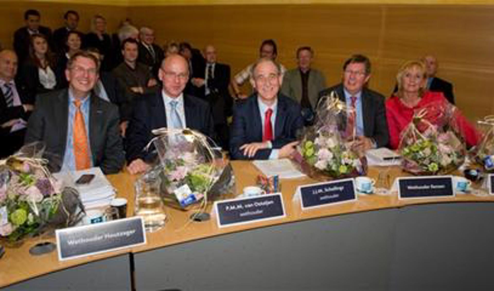Wethouder Van Ostaijen, tweede van links, heeft een behoorlijke deuk in zijn imago opgelopen.